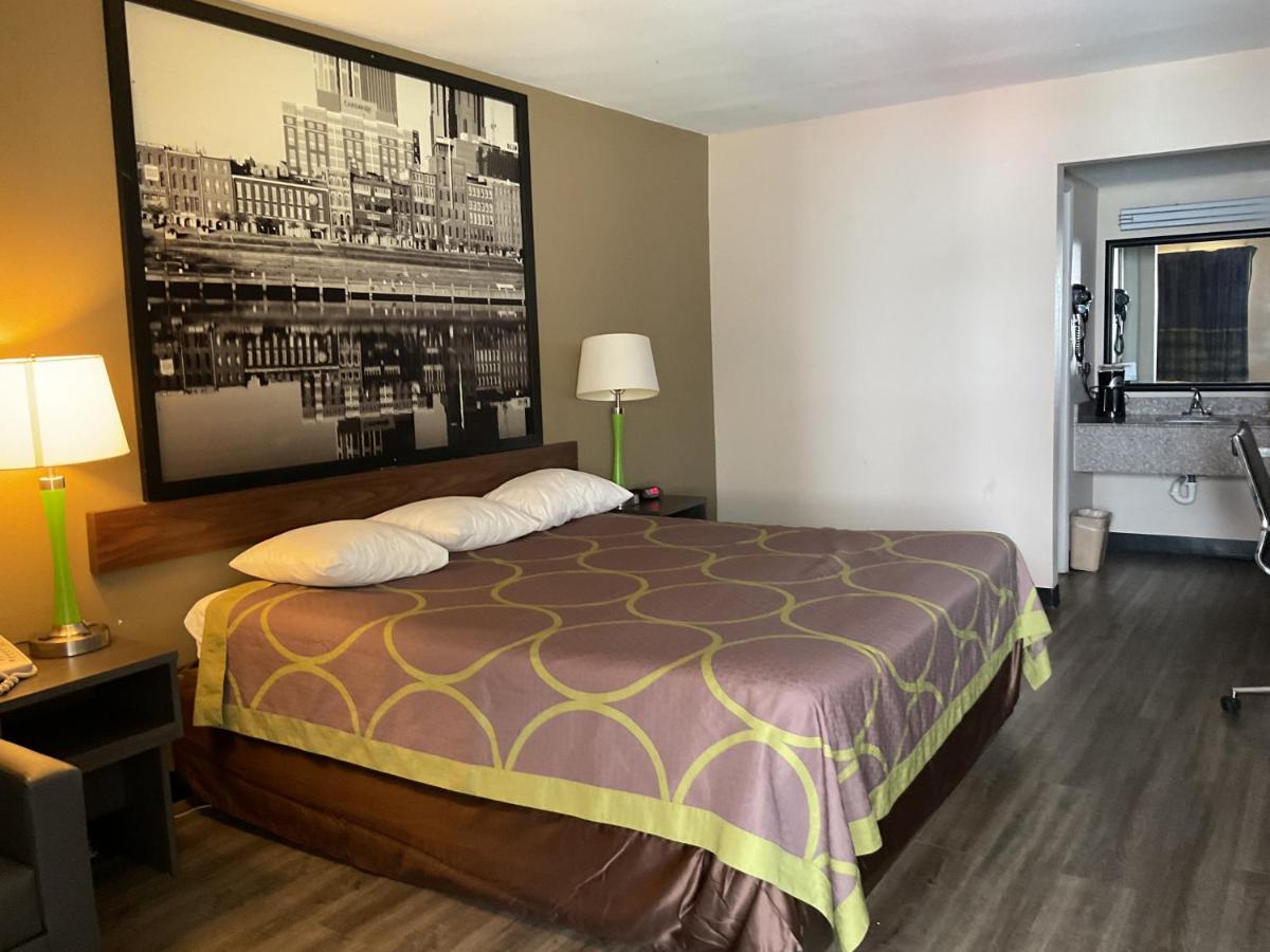 King Room at Super 8 by Wyndham Chattanooga/East Ridge