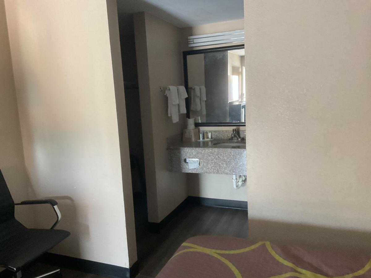 King Room - Disability Access at Super 8 by Wyndham Chattanooga/East Ridge