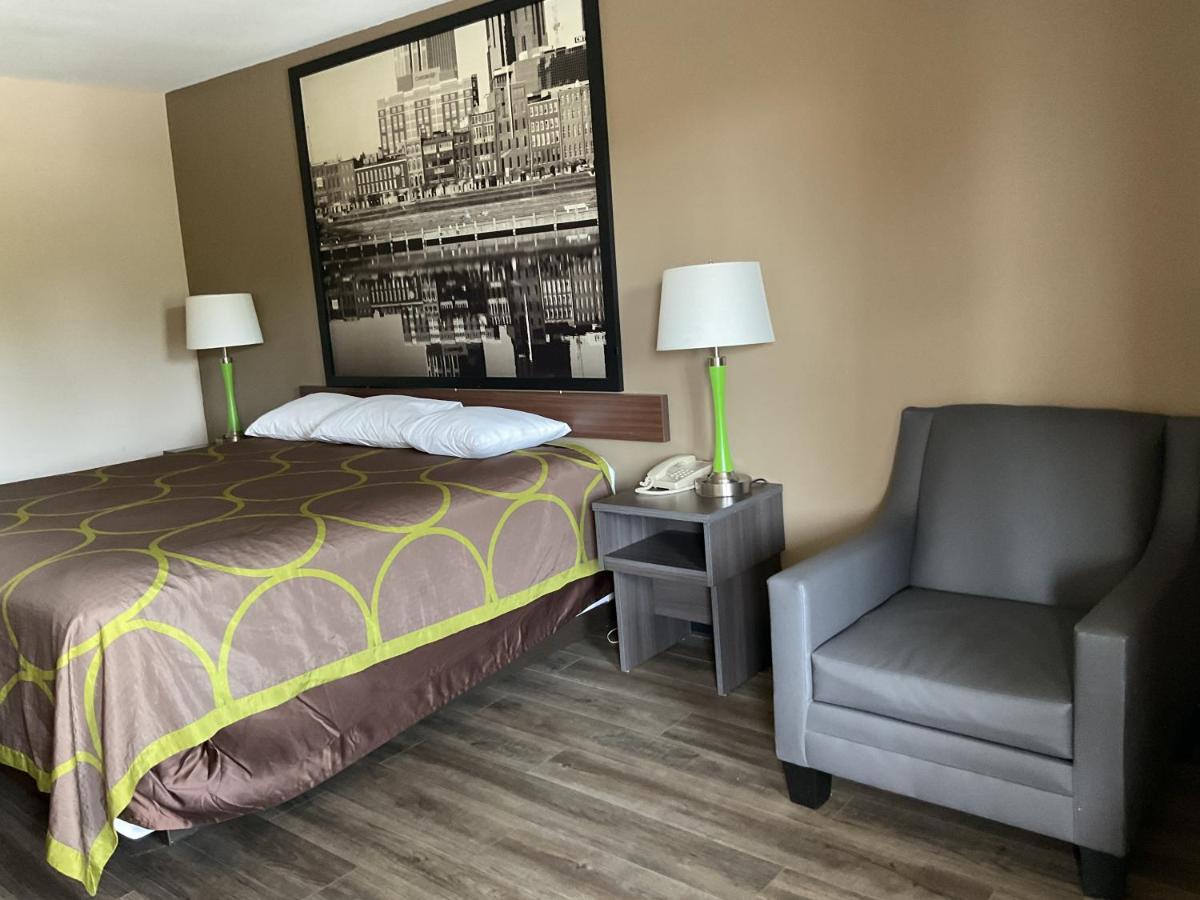 King Room - Disability Access at Super 8 by Wyndham Chattanooga/East Ridge