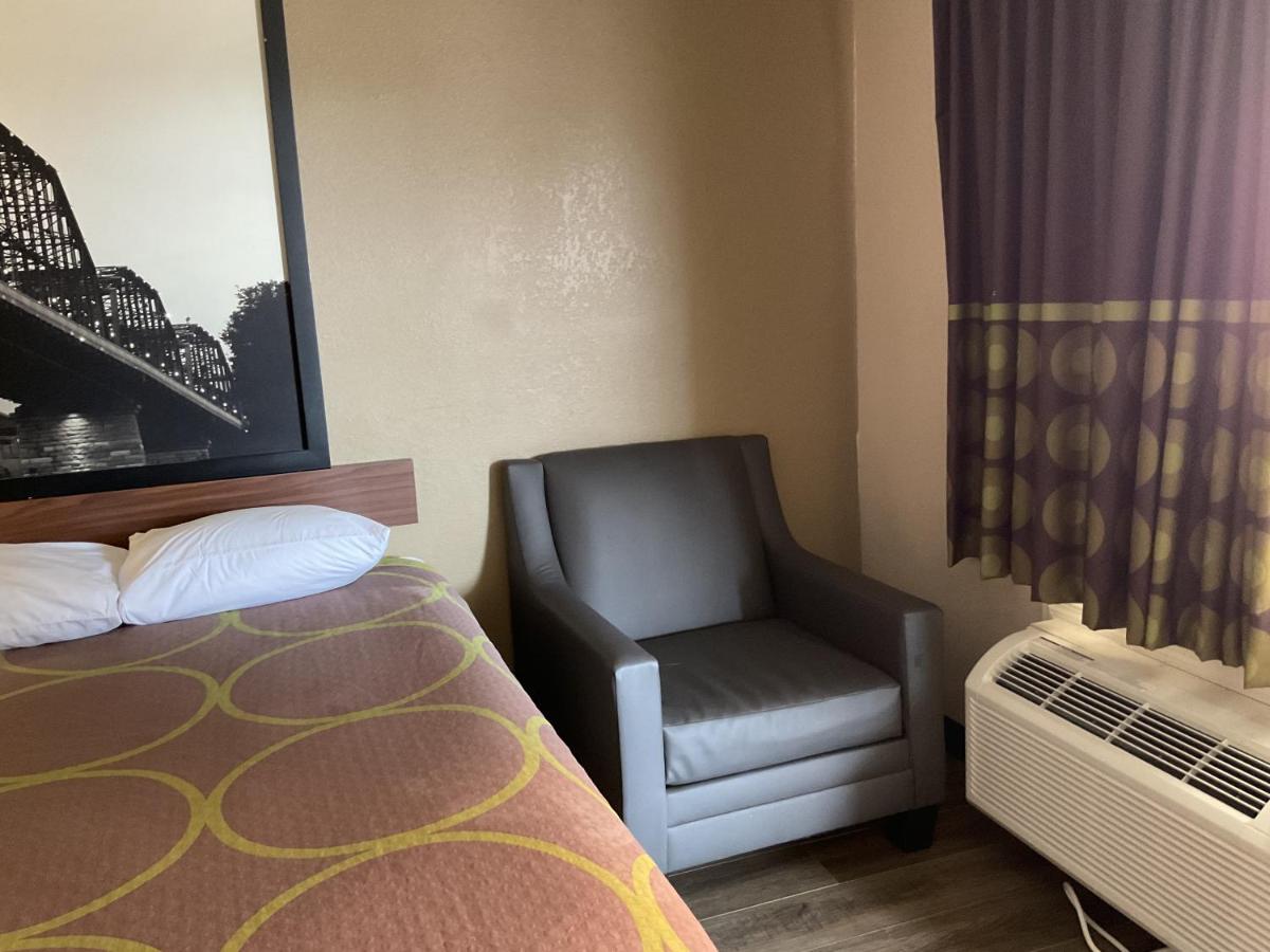 King Room at Super 8 by Wyndham Chattanooga/East Ridge