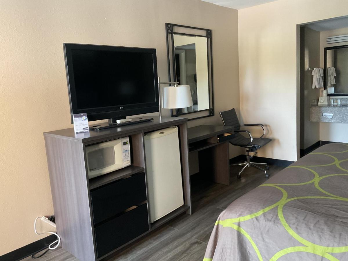 King Room at Super 8 by Wyndham Chattanooga/East Ridge
