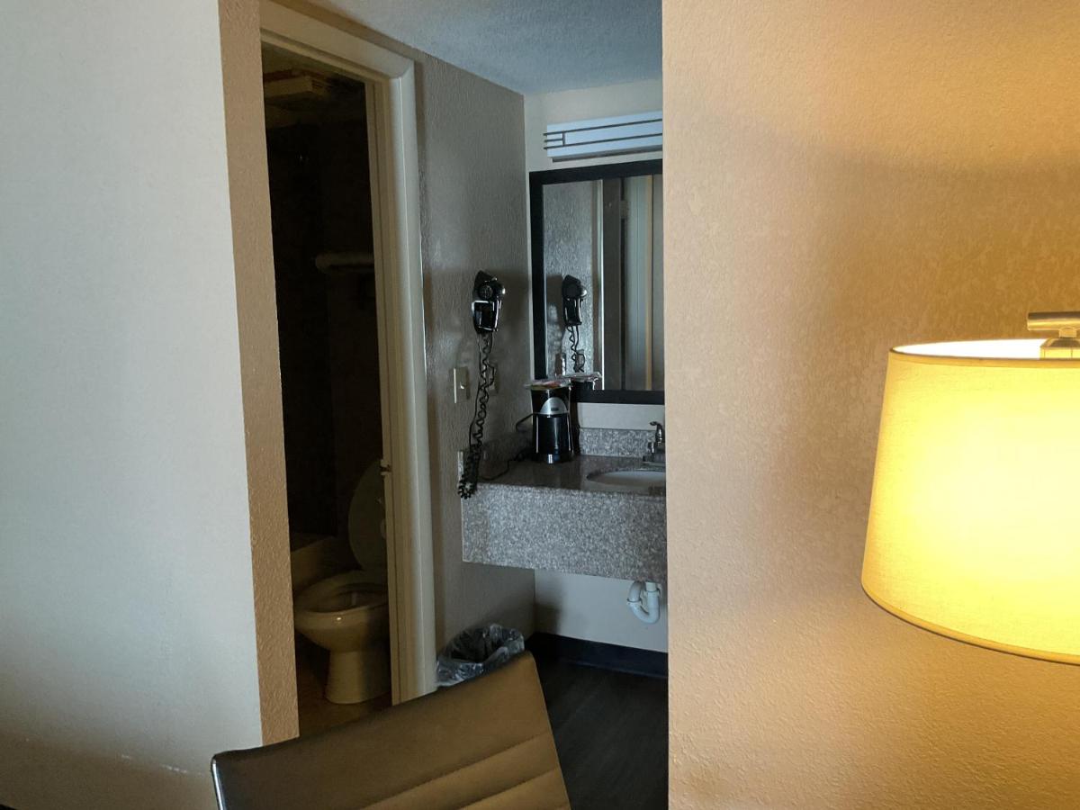 King Room at Super 8 by Wyndham Chattanooga/East Ridge