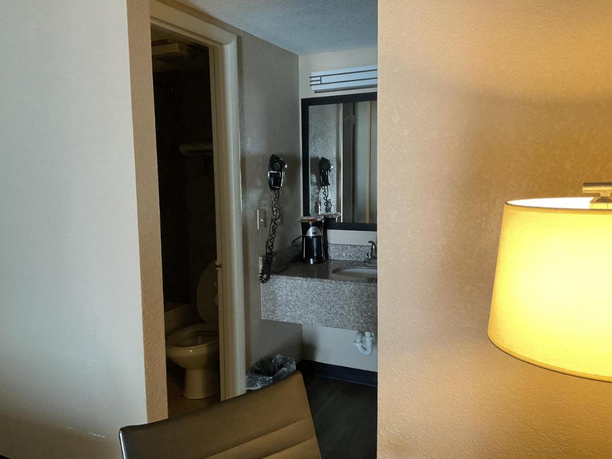 King Room at Super 8 by Wyndham Chattanooga/East Ridge