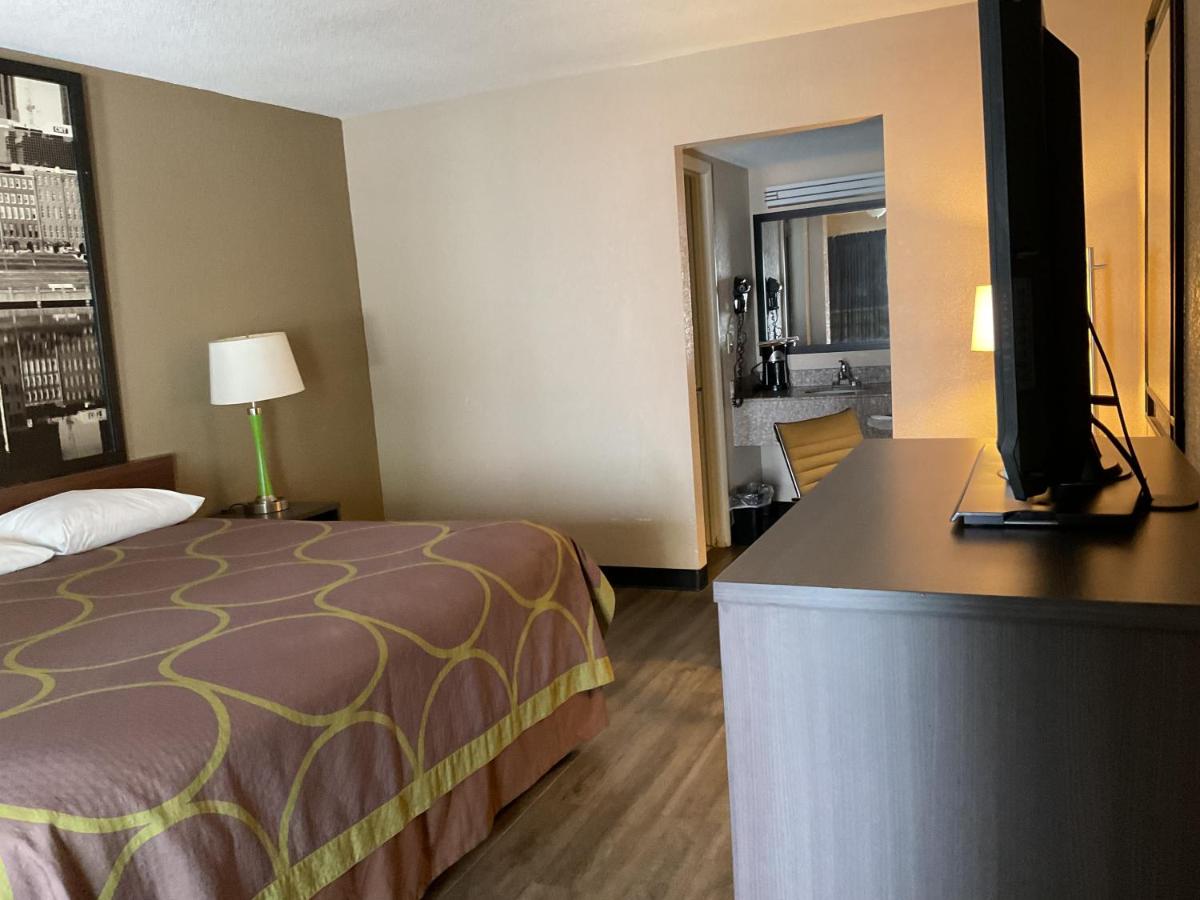 King Room at Super 8 by Wyndham Chattanooga/East Ridge