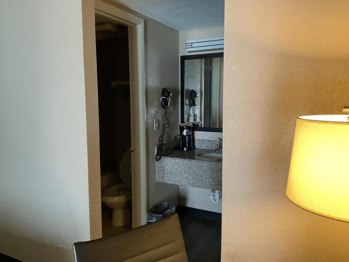 King Room at Super 8 by Wyndham Chattanooga/East Ridge