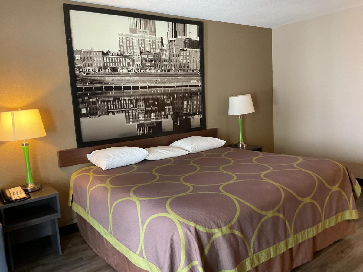 King Room at Super 8 by Wyndham Chattanooga/East Ridge