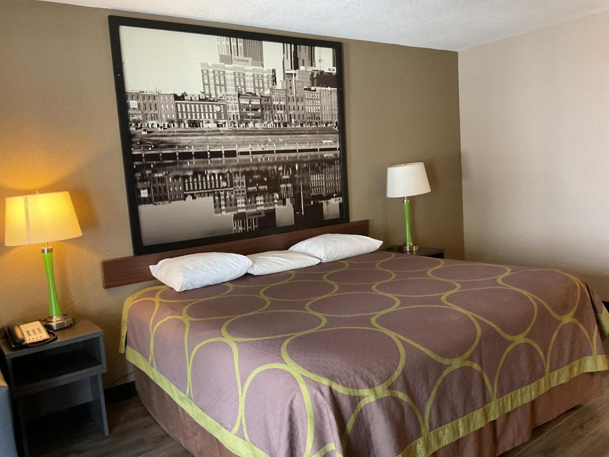 King Room at Super 8 by Wyndham Chattanooga/East Ridge