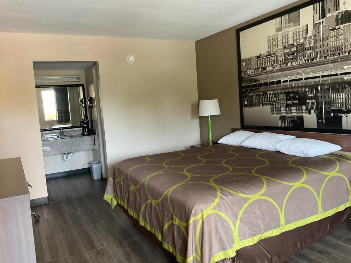 King Room at Super 8 by Wyndham Chattanooga/East Ridge