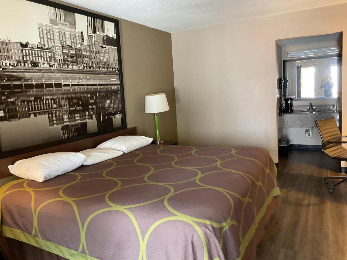 King Room at Super 8 by Wyndham Chattanooga/East Ridge