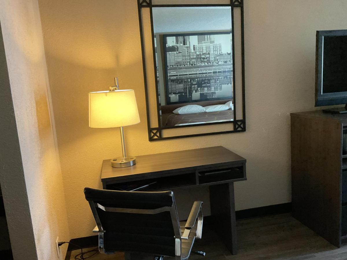 King Room at Super 8 by Wyndham Chattanooga/East Ridge