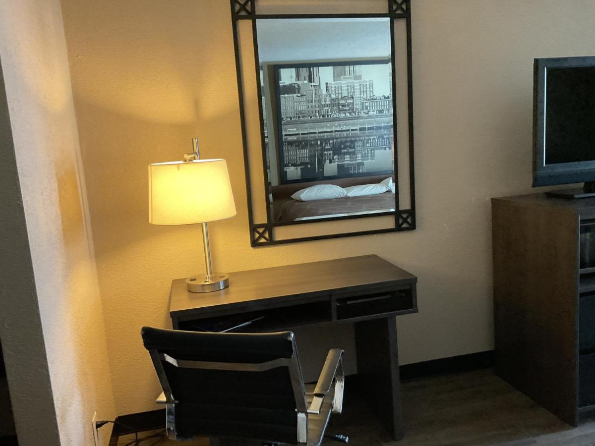 King Room at Super 8 by Wyndham Chattanooga/East Ridge