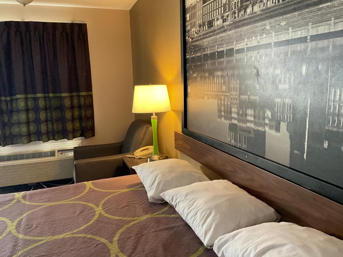 King Room at Super 8 by Wyndham Chattanooga/East Ridge