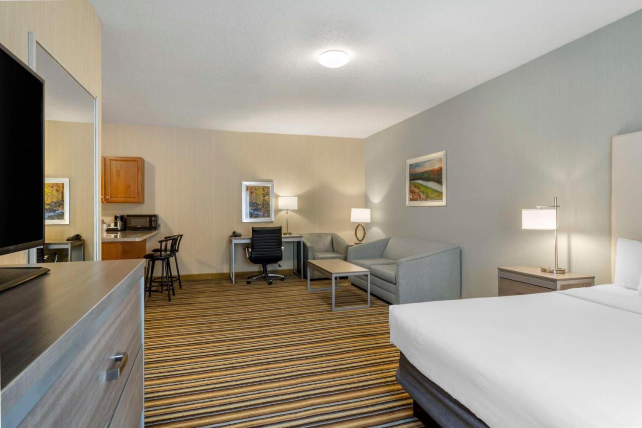 King Suite - Non-Smoking at Best Western Plus New England Inn & Suites