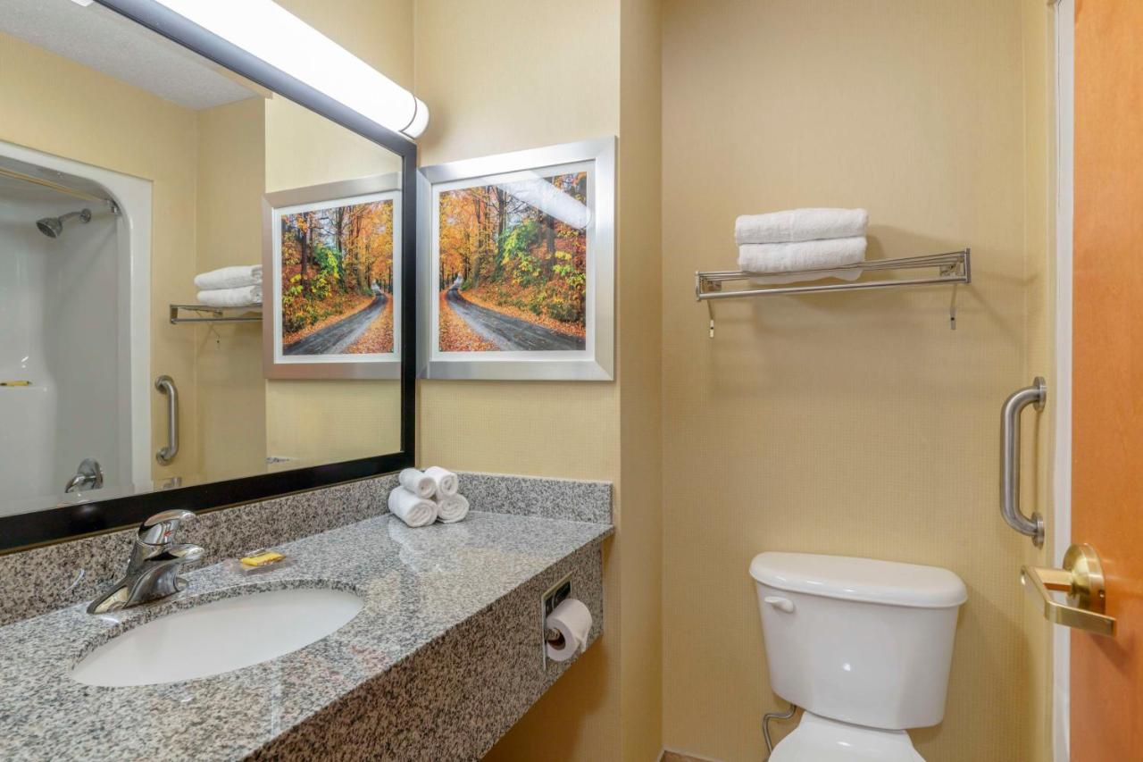 King Suite - Non-Smoking at Best Western Plus New England Inn & Suites