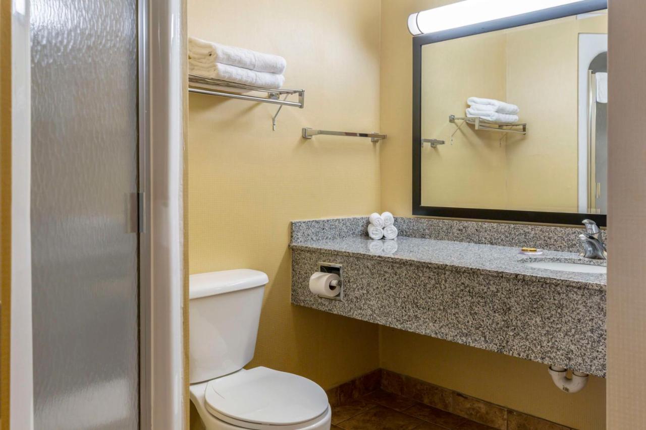 King Room with Hot Tub - Non-Smoking at Best Western Plus New England Inn & Suites