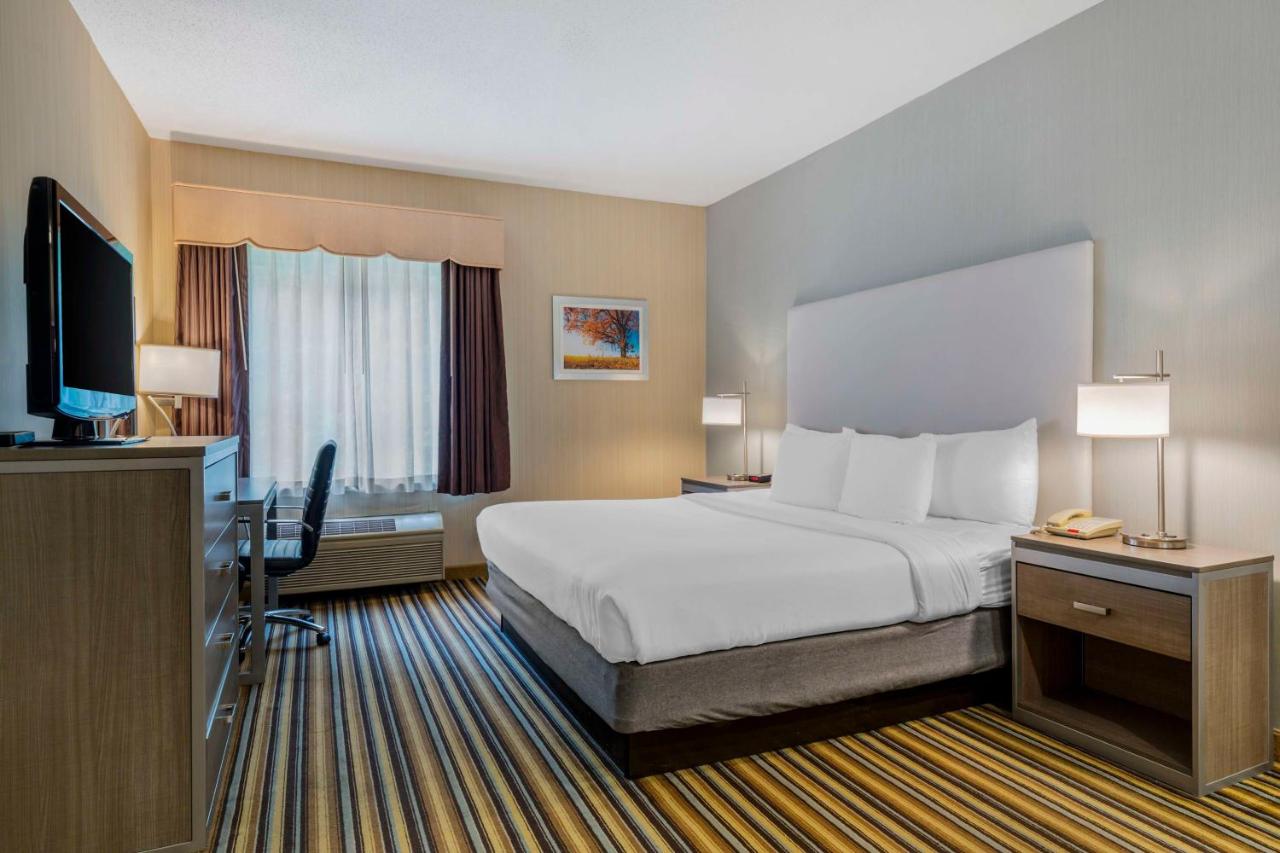 King Suite with Hot Tub - Non-Smoking at Best Western Plus New England Inn & Suites
