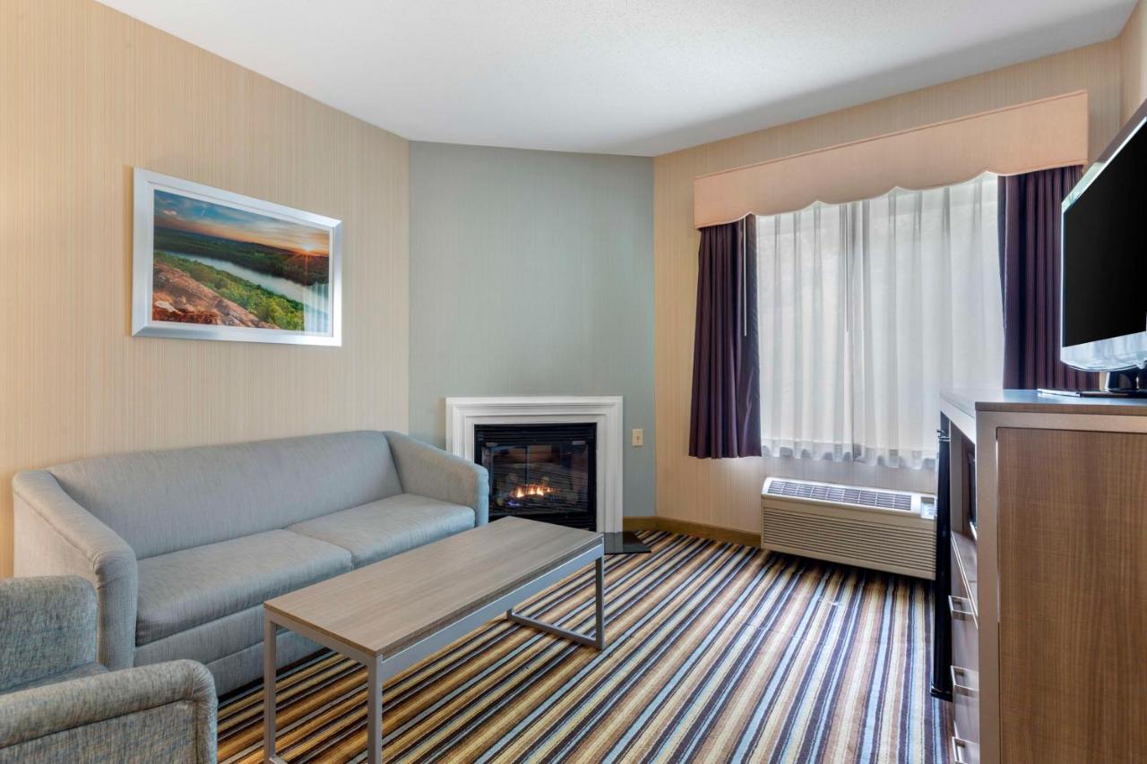 King Suite with Hot Tub - Non-Smoking at Best Western Plus New England Inn & Suites