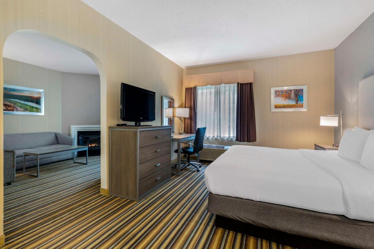 King Suite with Hot Tub - Non-Smoking at Best Western Plus New England Inn & Suites