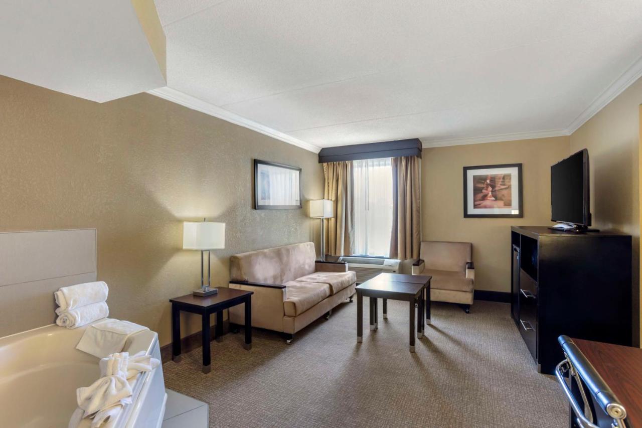 King Suite with Whirpool and Sofa Bed at Best Western Harrisburg North Hotel