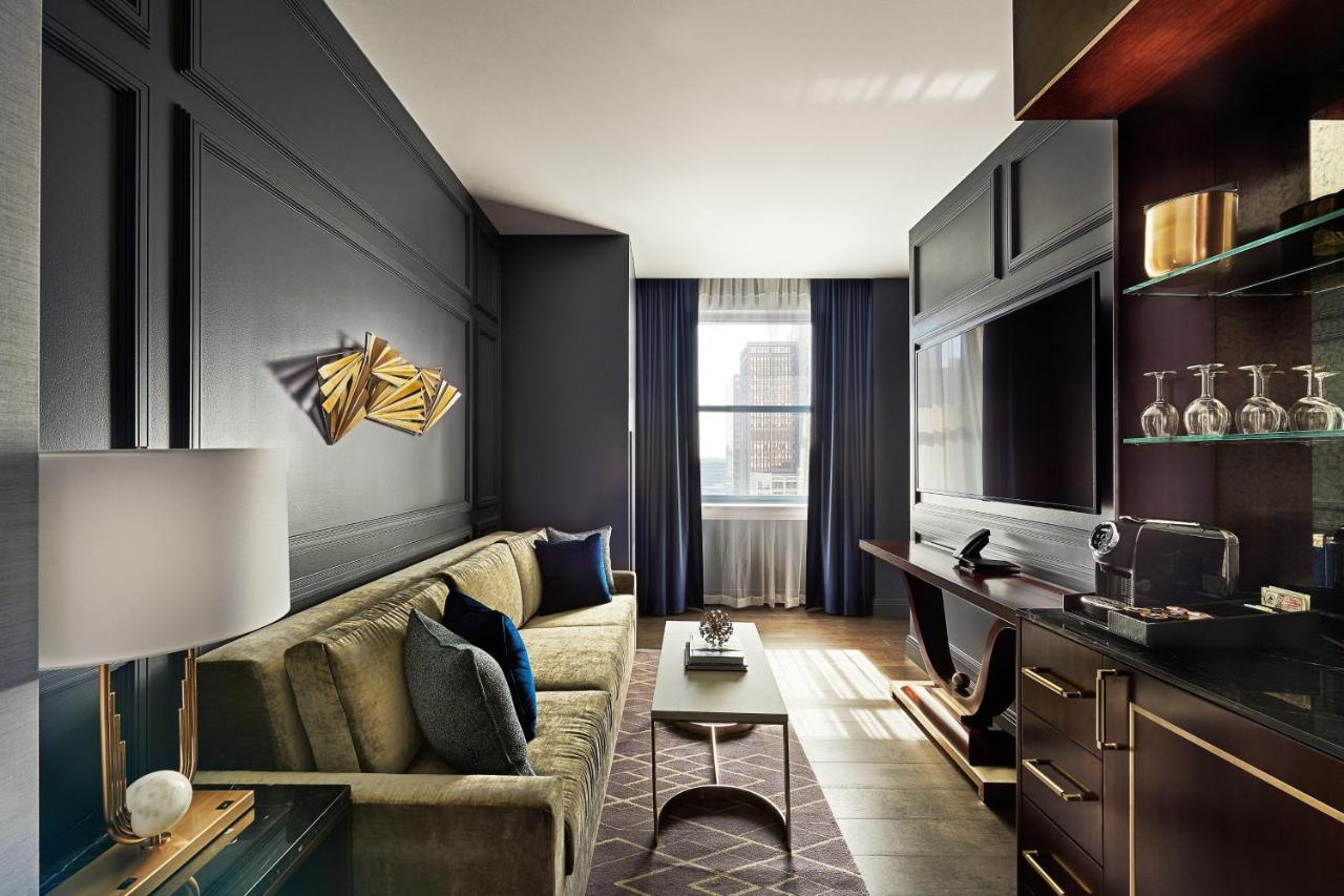 One-Bedroom Corner King Suite with Sofa Bed and City View at The LaSalle Chicago, Autograph Collection by Marriott