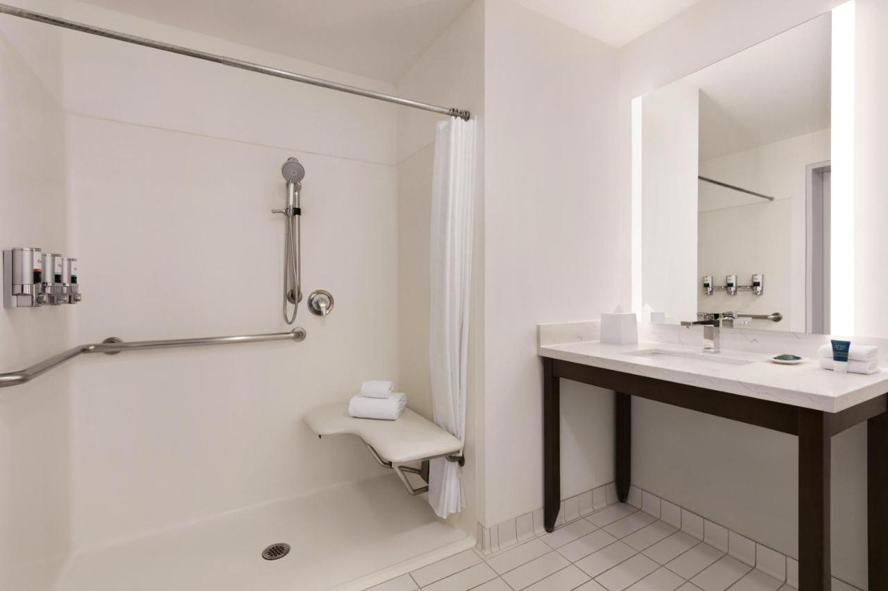 Guest Room, 1 King at Four Points by Sheraton Sacramento International Airport