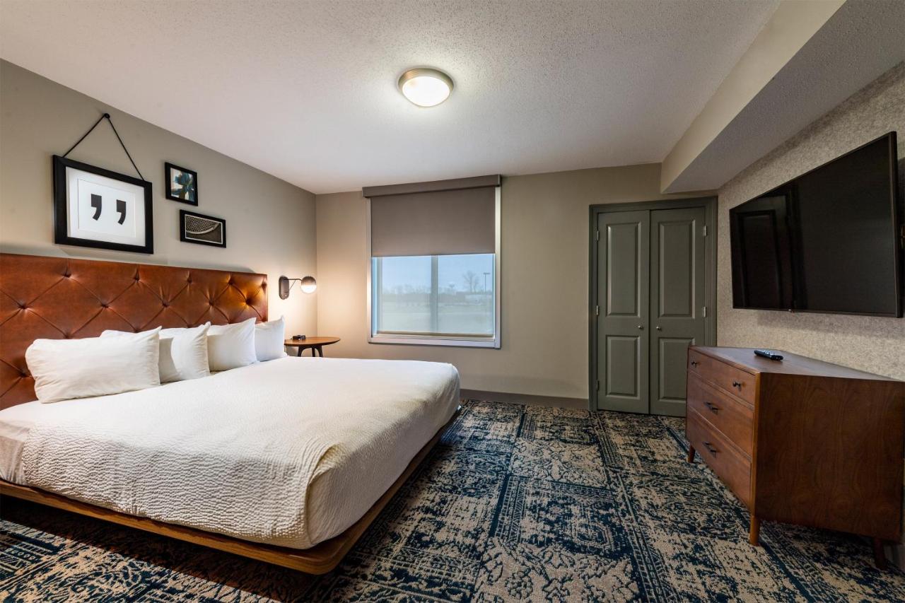 King Room at Radisson Hotel Fairview Heights - St. Louis