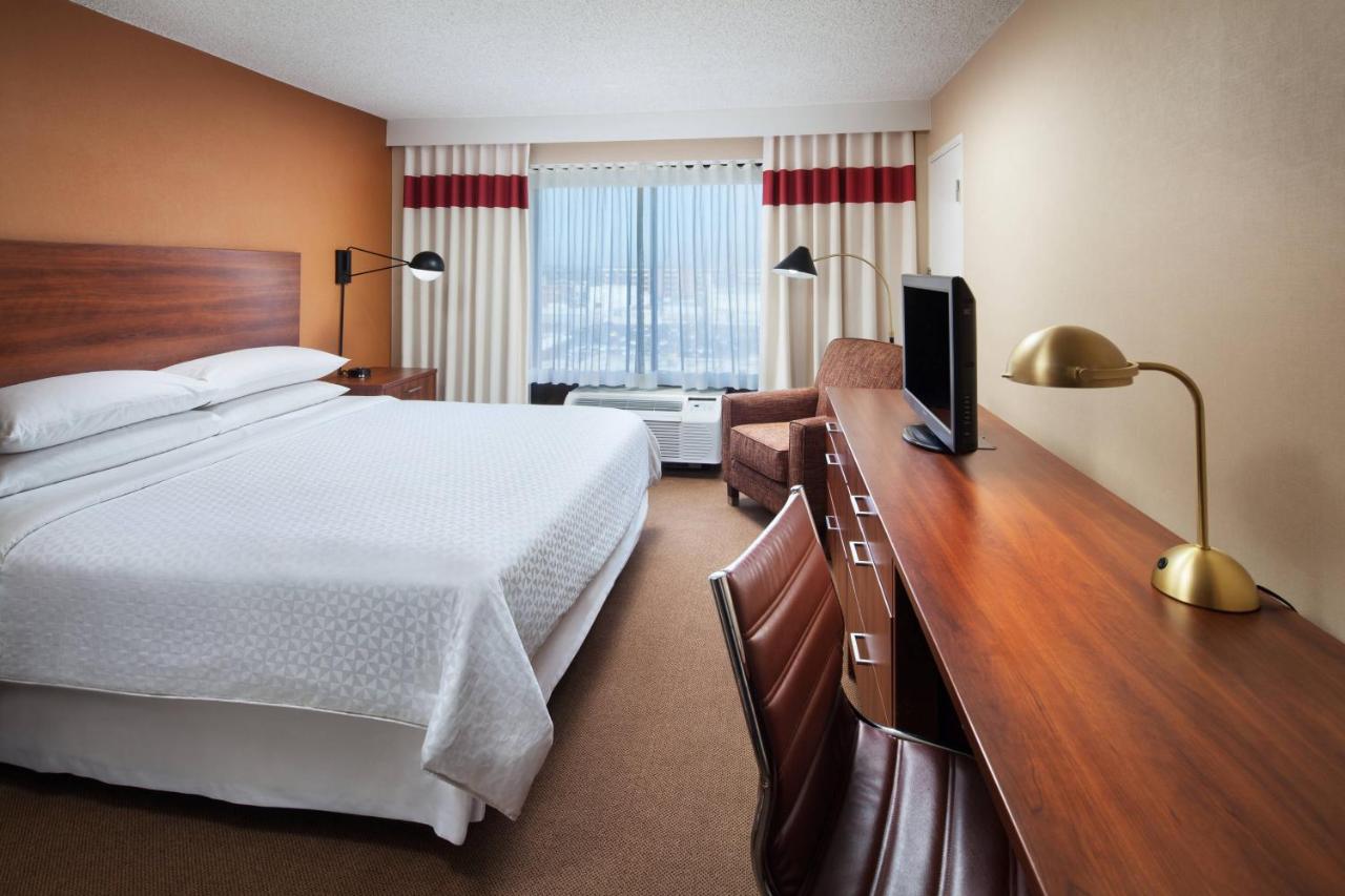 Larger Guest room, 1 King at Four Points by Sheraton Los Angeles International Airport