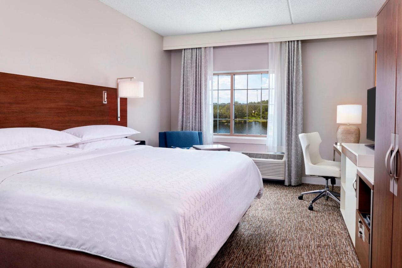 Club level, Guest room, 1 King at Sheraton Jacksonville Hotel