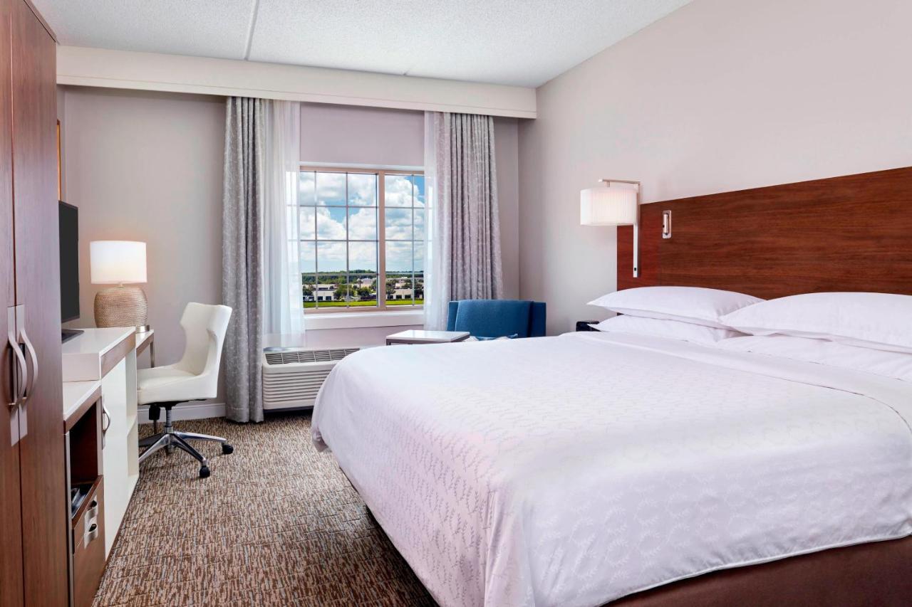 Club level, Guest room, 1 King at Sheraton Jacksonville Hotel