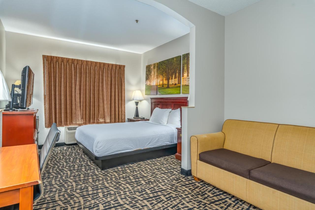 Queen Room - Disability Access/Non-Smoking at Days Inn by Wyndham Coliseum Montgomery AL