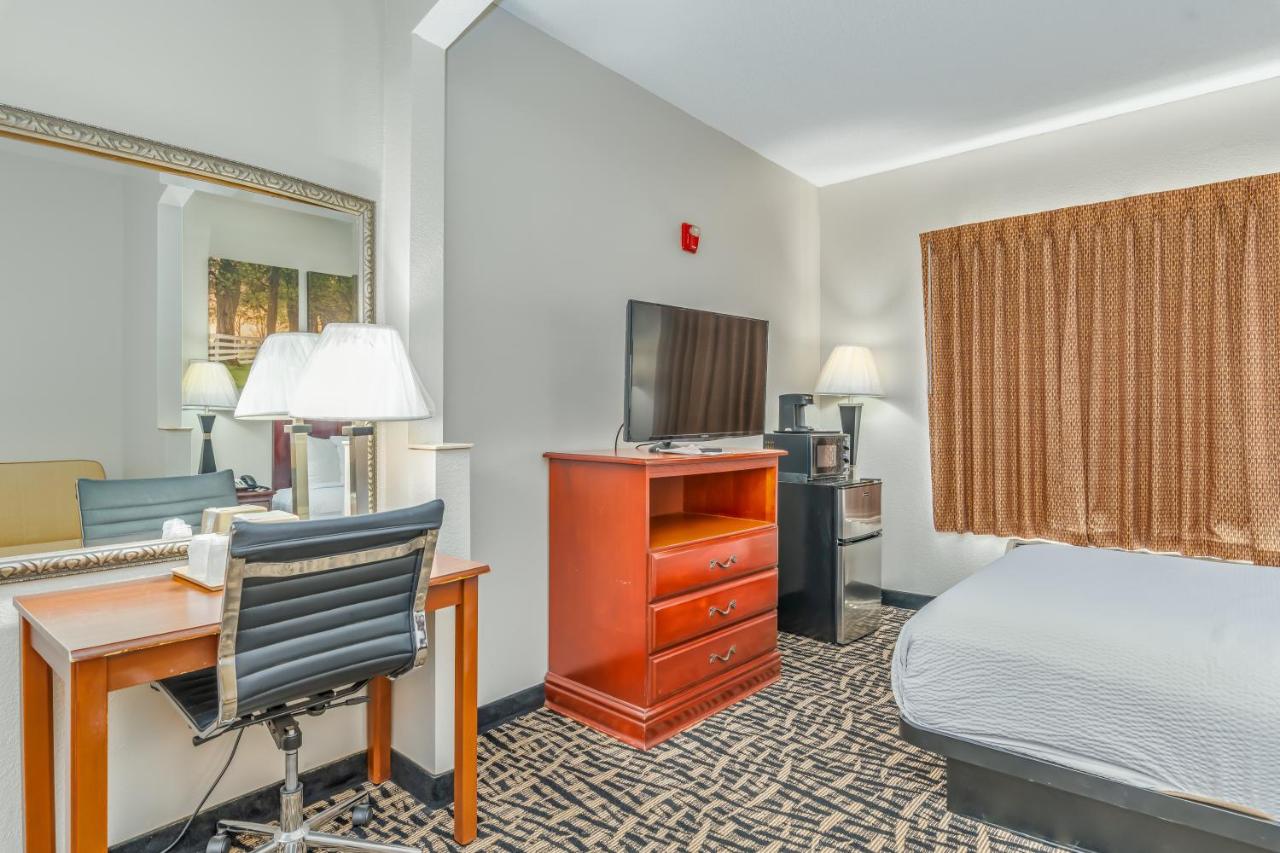 King Room - Disability Access/Non-Smoking at Days Inn by Wyndham Coliseum Montgomery AL