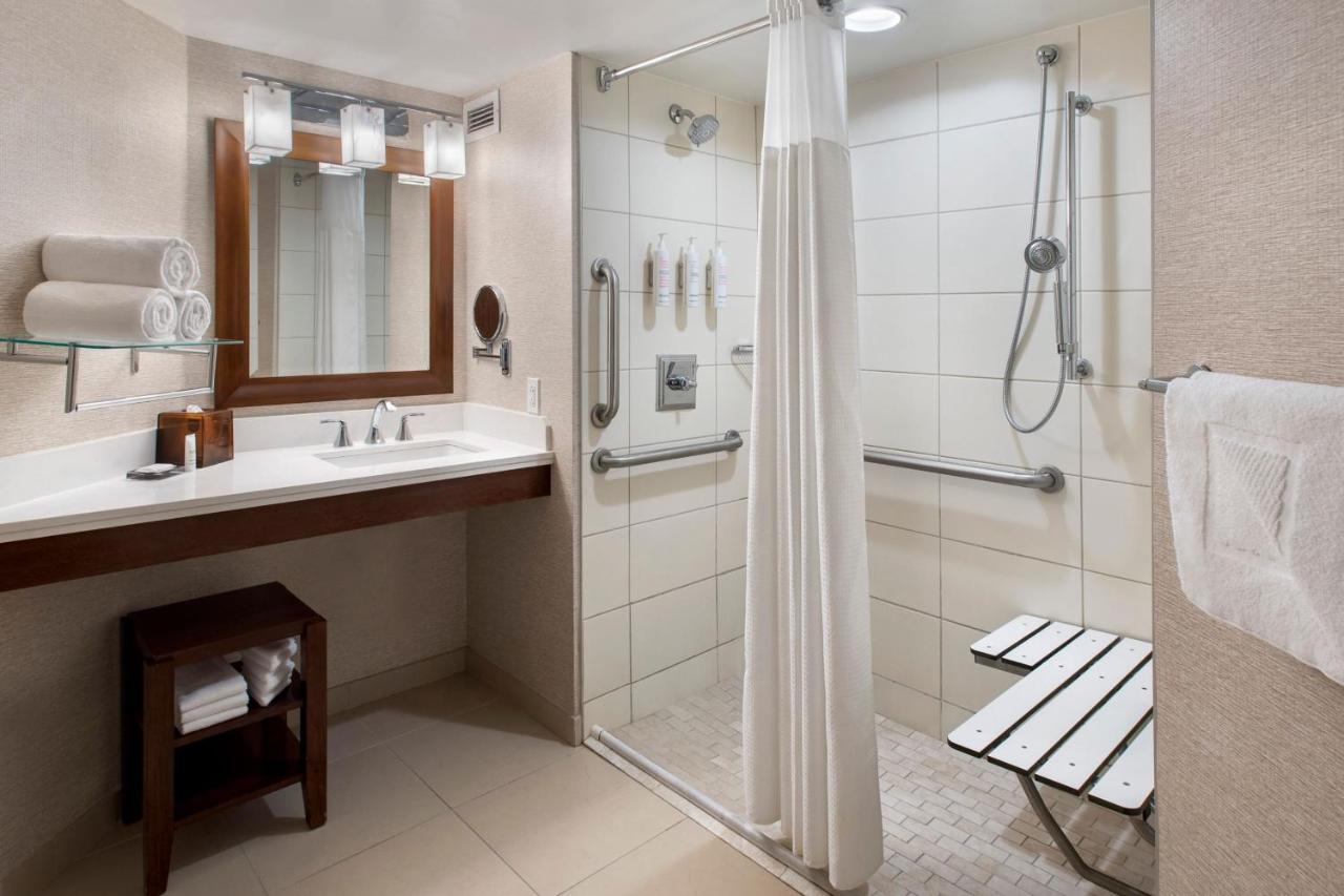 King Room with Roll-in Shower - Mobility Accessible at Philadelphia Airport Marriott
