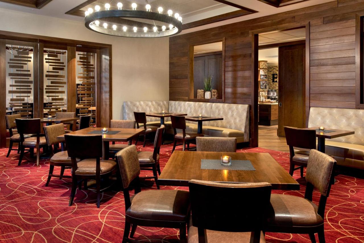 King Room - Concierge Level at Philadelphia Airport Marriott