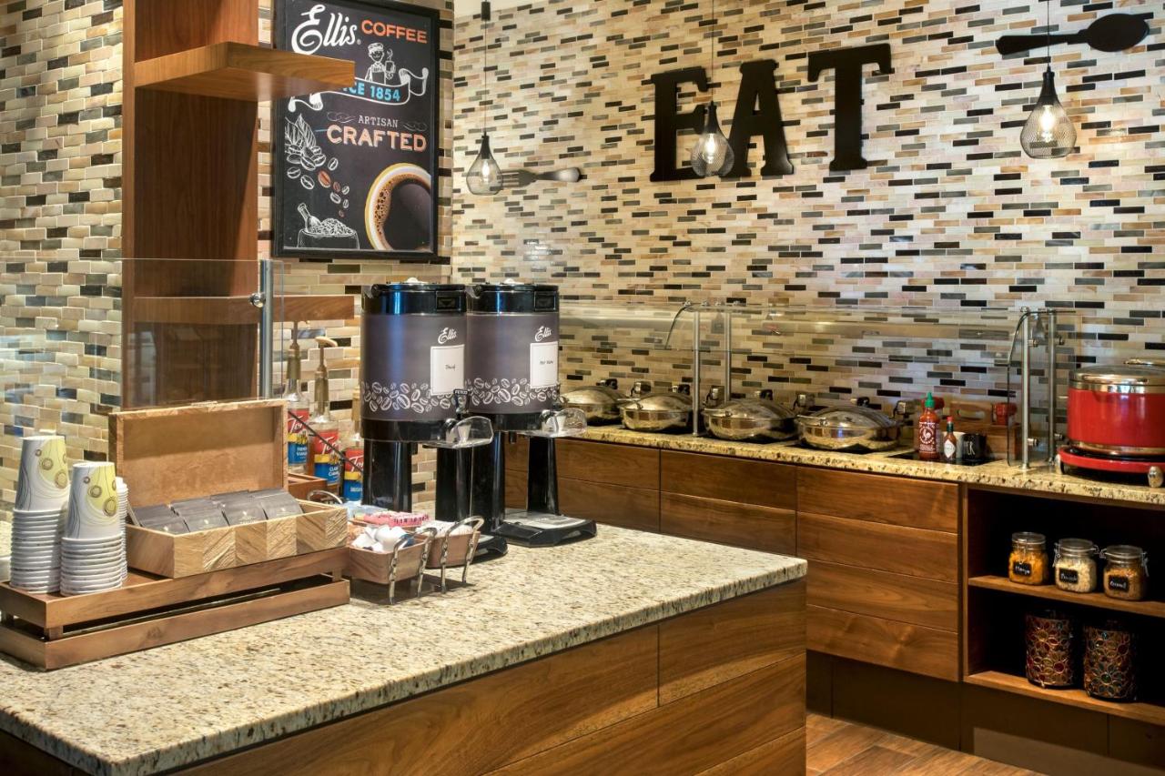 King Room - Concierge Level at Philadelphia Airport Marriott