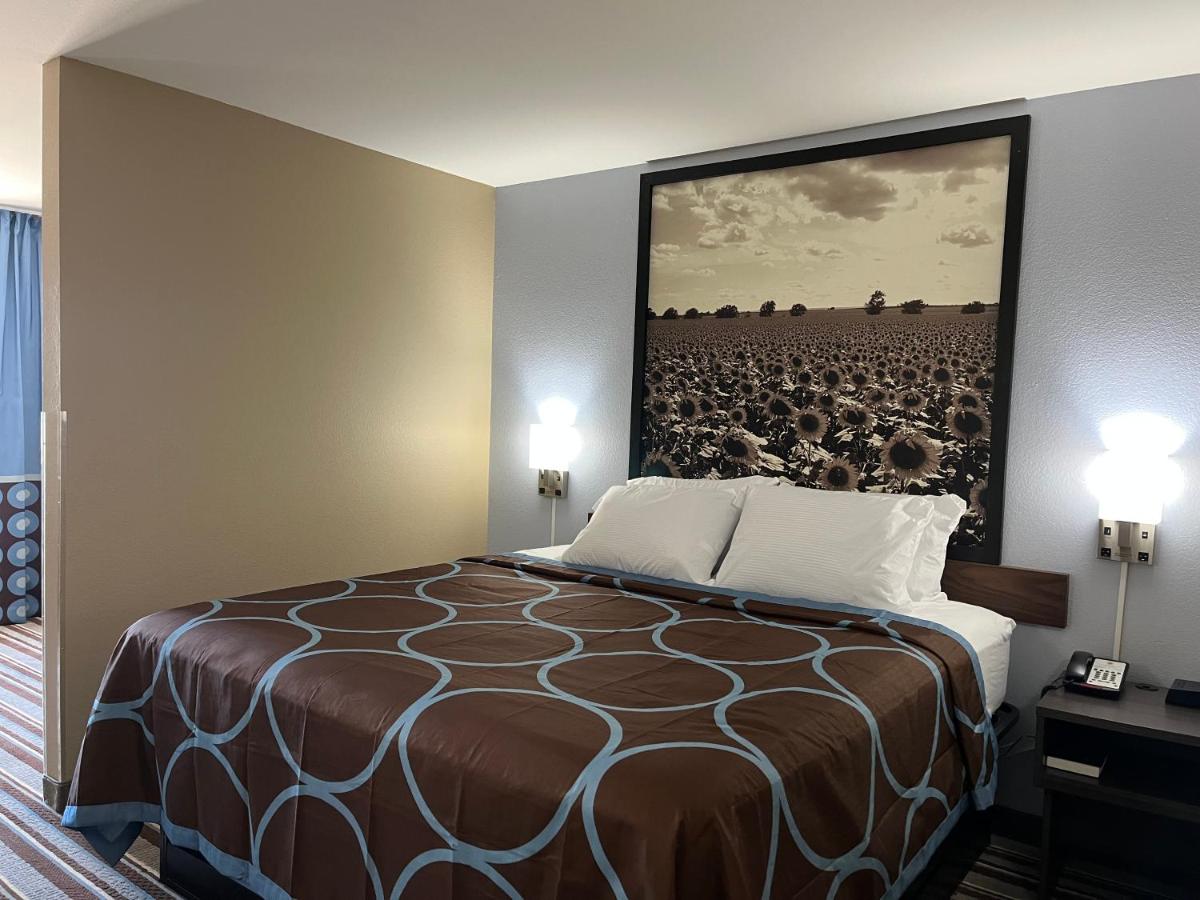 | Super 8 by Wyndham Independence