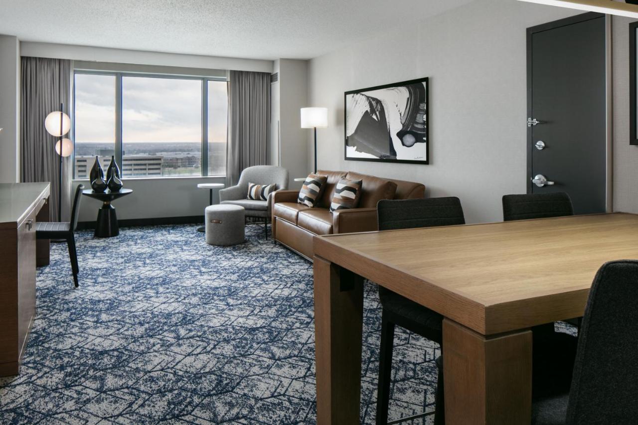 Club level, Junior Suite, 1 King, Sofa bed at Sheraton Overland Park Hotel at the Convention Center