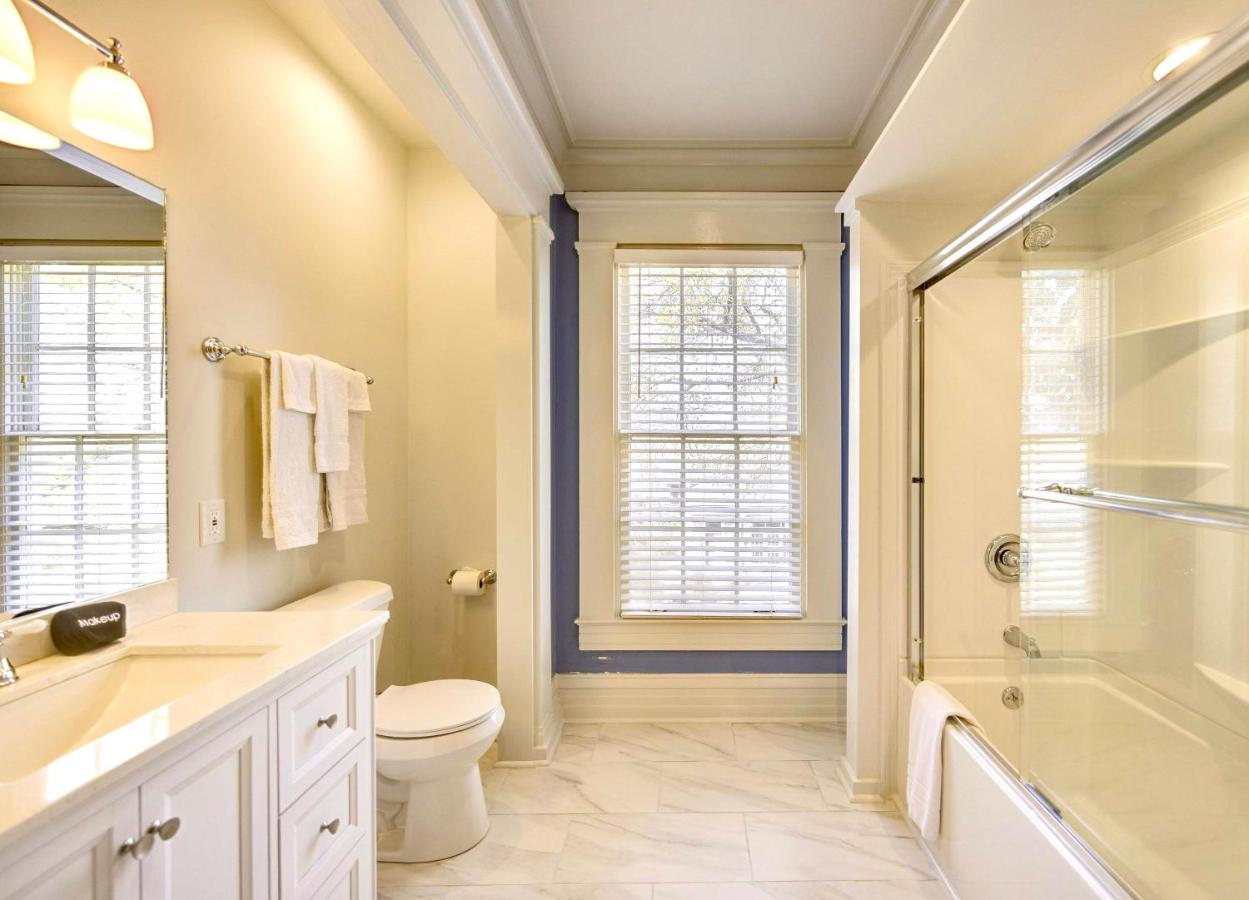 Deluxe Queen Suite at Anchuca Historic Mansion & Inn
