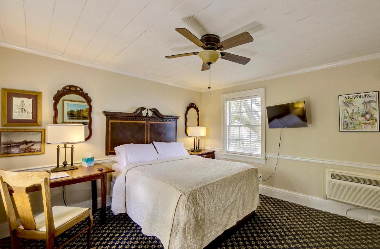 Deluxe Queen Room at Anchuca Historic Mansion & Inn
