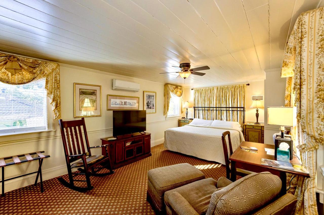 Deluxe King Room at Anchuca Historic Mansion & Inn