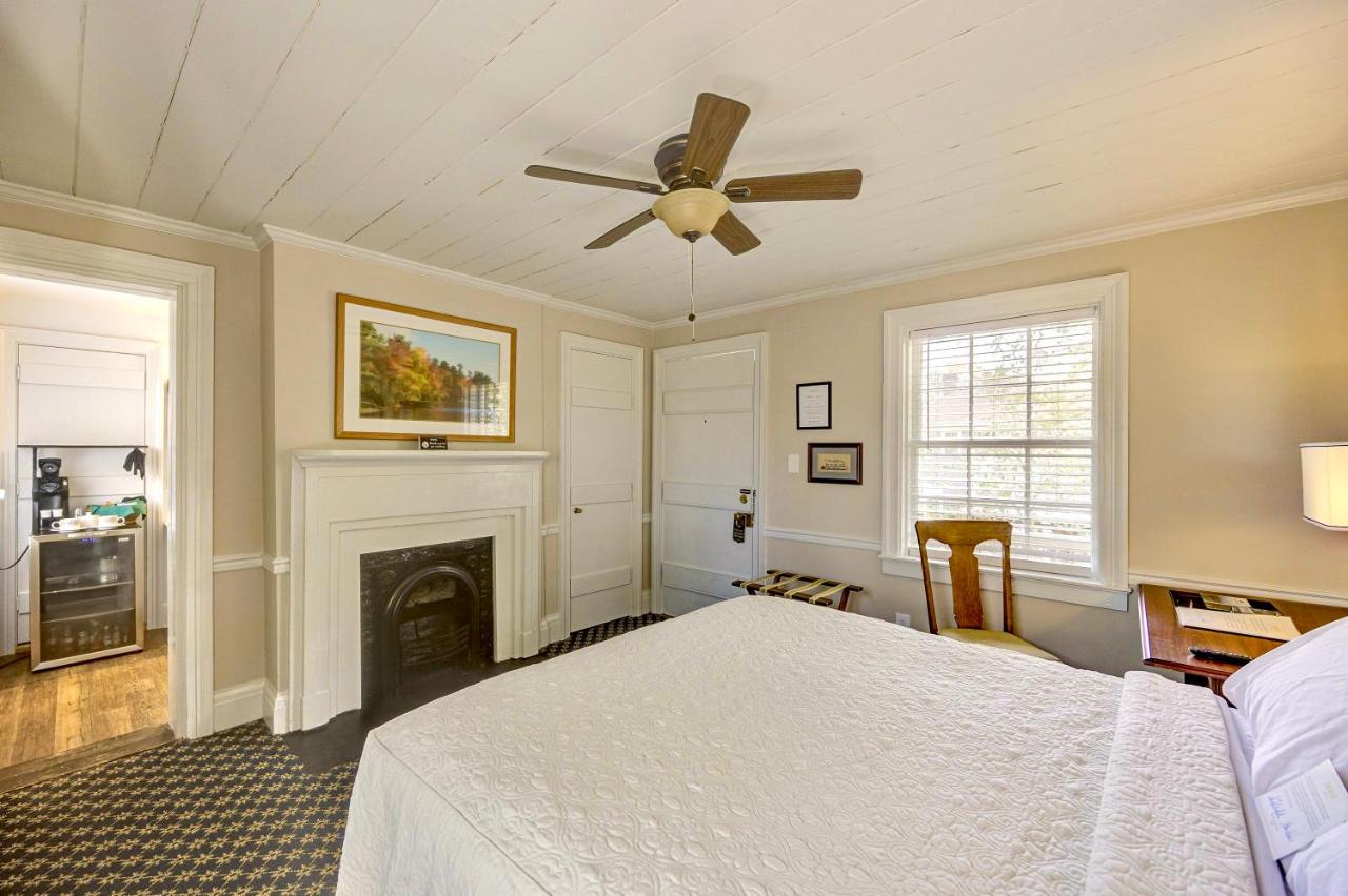 Deluxe Queen Room at Anchuca Historic Mansion & Inn