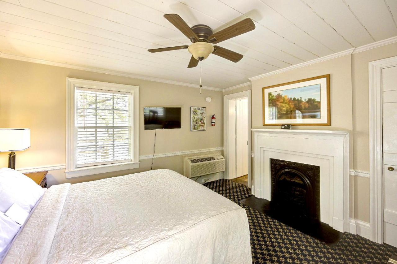 Deluxe Queen Room at Anchuca Historic Mansion & Inn