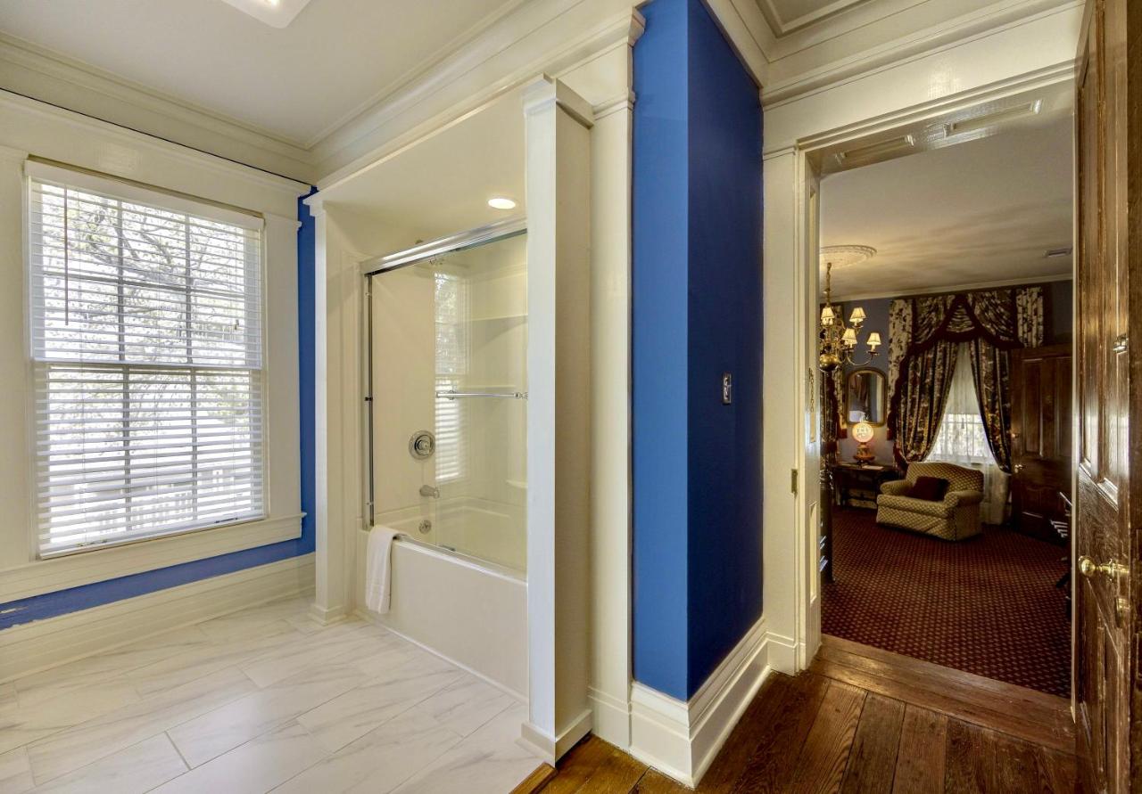 Deluxe Queen Suite at Anchuca Historic Mansion & Inn