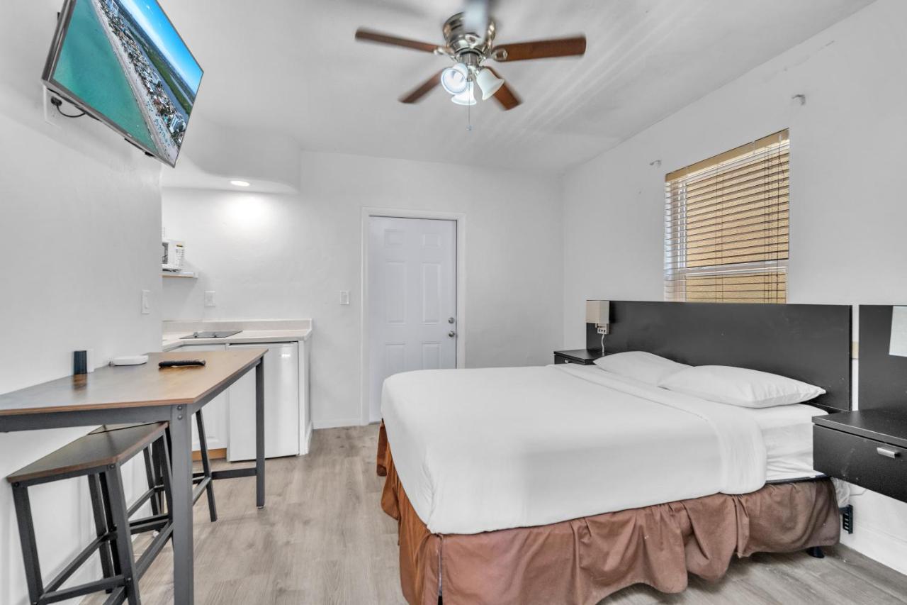 Deluxe Double Room with Shower at Laguna Blu Beach
