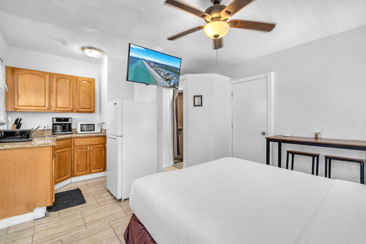 Deluxe Double Room with Shower at Laguna Blu Beach
