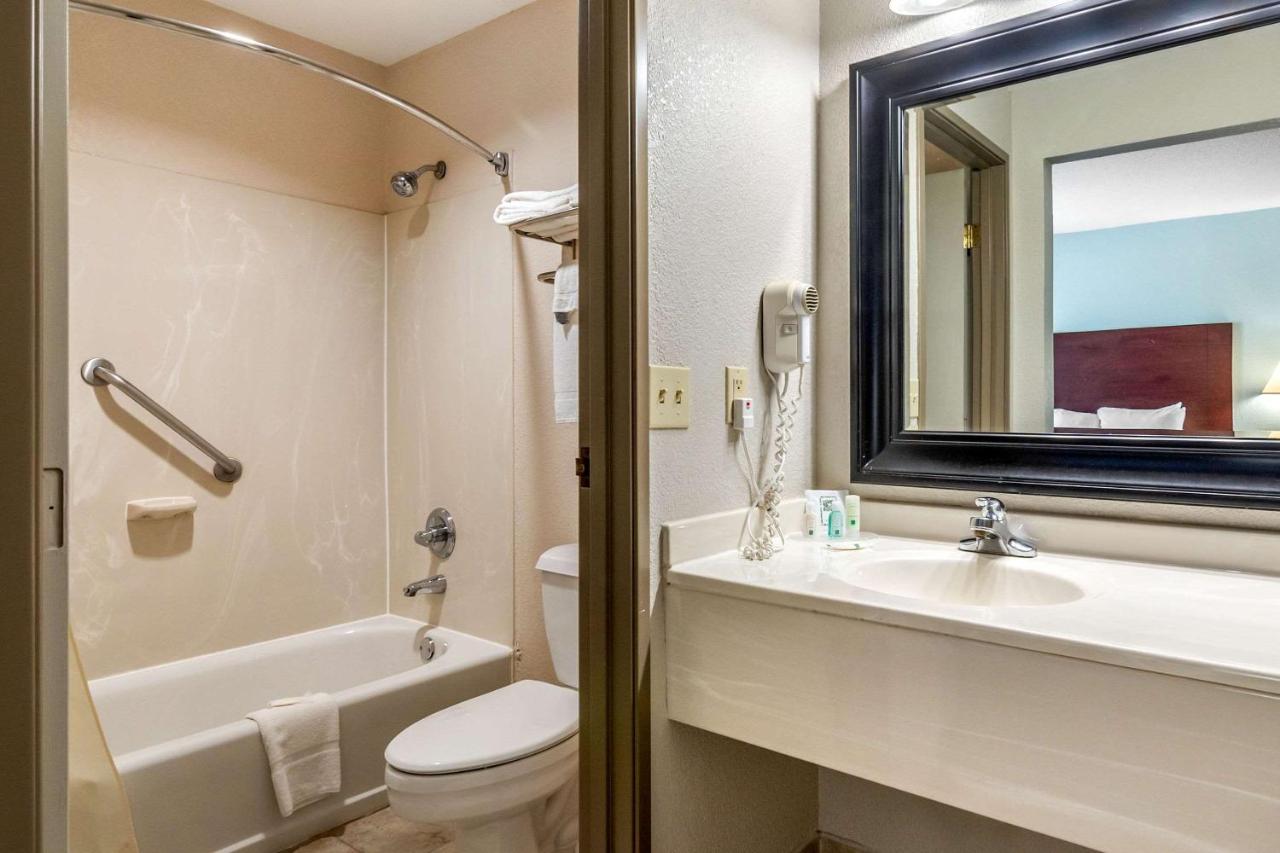 King Suite with 1 King Bed - Non-Smoking at Quality Suites Kansas City International Airport