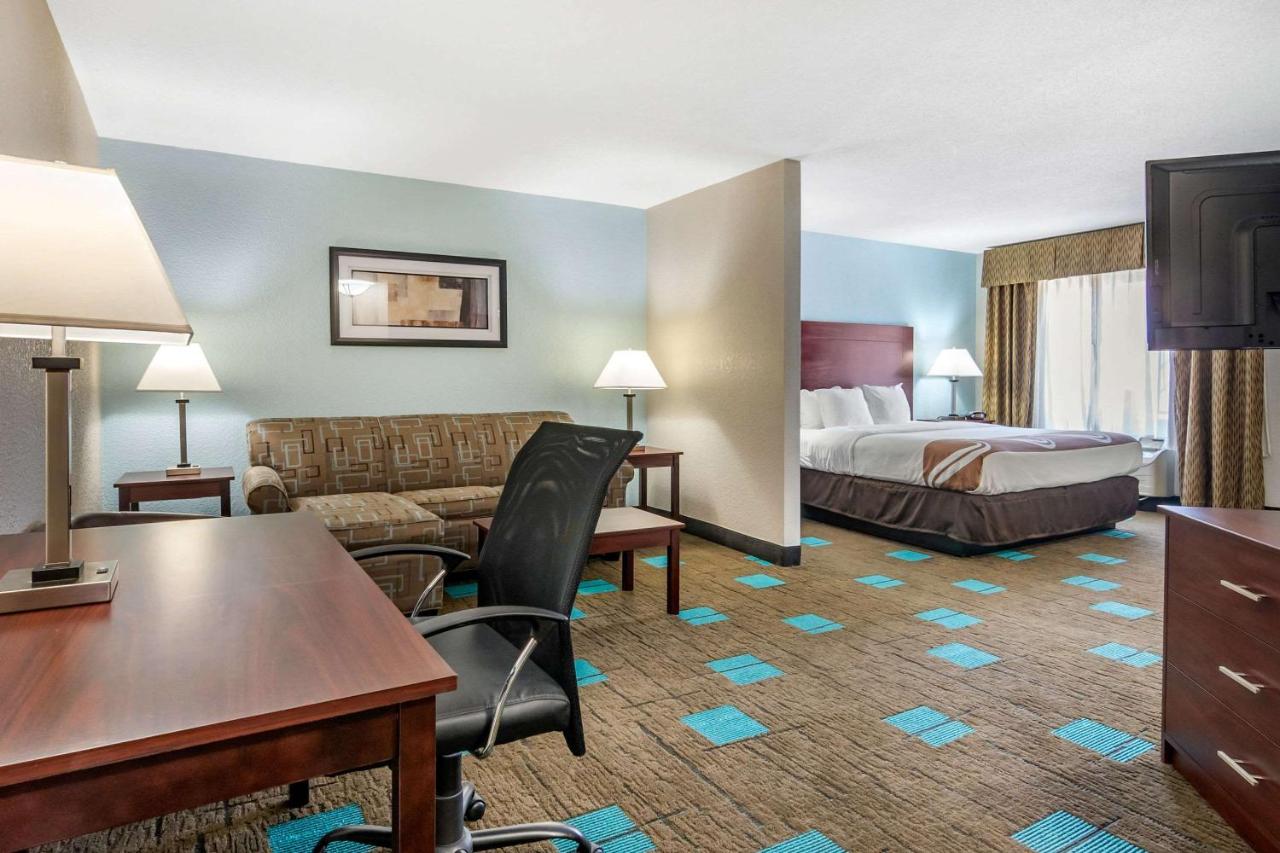 King Suite with 1 King Bed - Non-Smoking at Quality Suites Kansas City International Airport