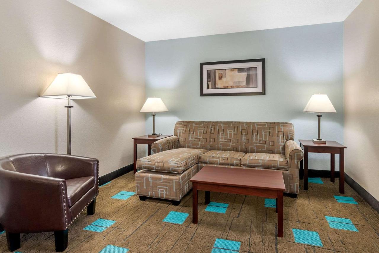 King Suite with Transfer Shower - Accessible/Non-Smoking at Quality Suites Kansas City International Airport