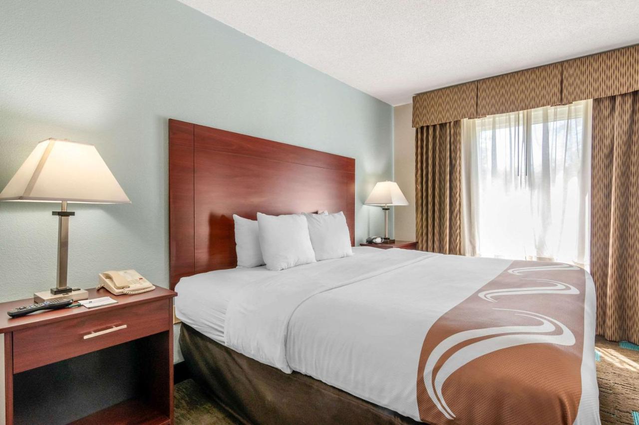 King Suite with Transfer Shower - Accessible/Non-Smoking at Quality Suites Kansas City International Airport