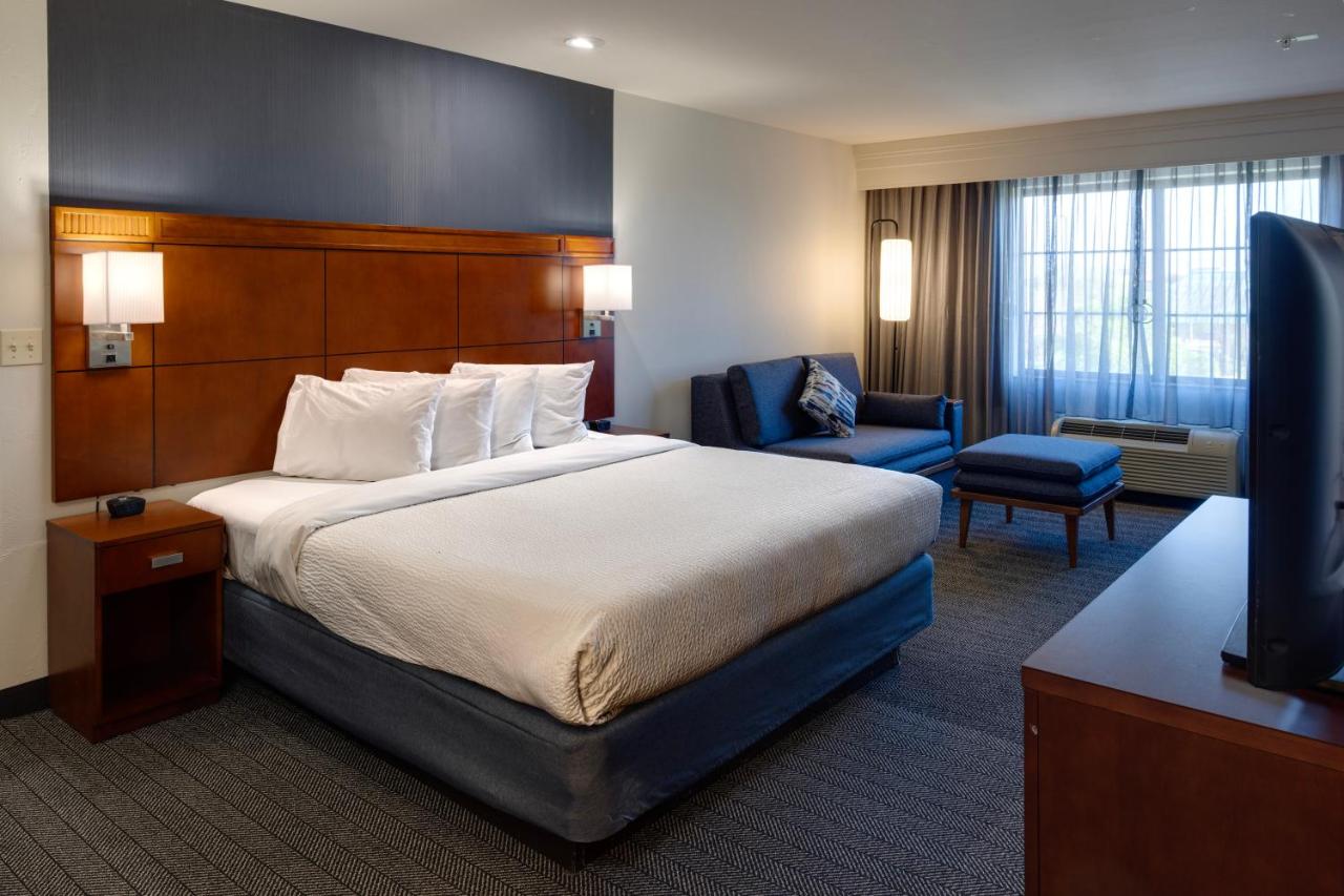 King Room with Sofa Bed at Courtyard by Marriott Oklahoma City North/Quail Springs