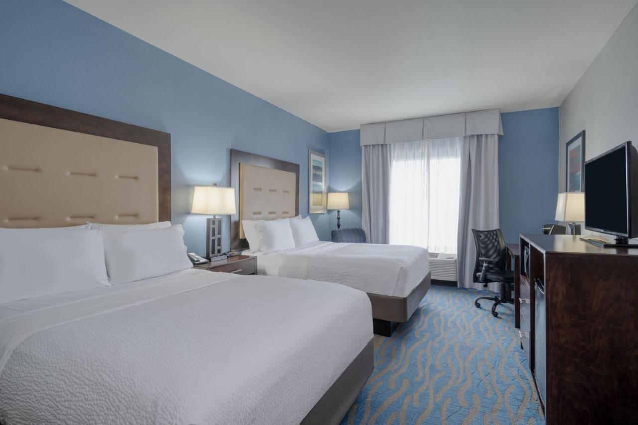 Queen Room with Two Queen Beds at Holiday Inn Express & Suites Edwardsville by IHG